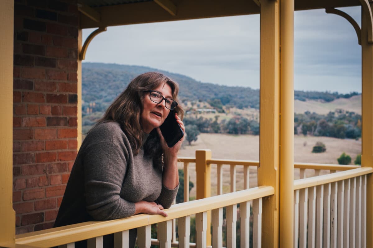 20220421_RWO_Woman-on-phone